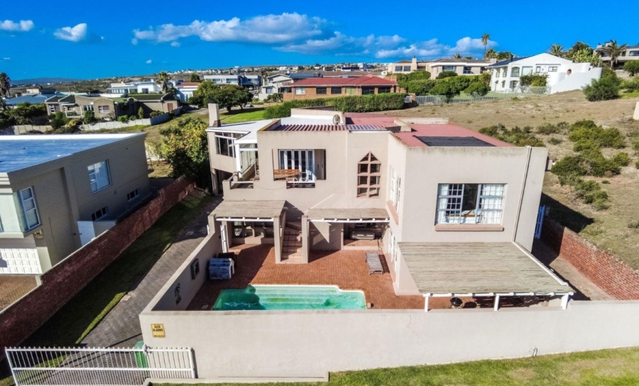 8 Bedroom Property for Sale in Middedorp Western Cape